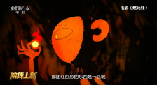 女人趴到床脱了内裤打光屁股视频
